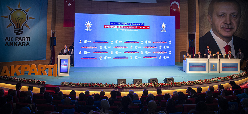 Hem cumhurbaşkanı sembolik yetkilere sahip olacak hem de cumhurbaşkanını millet seçecek diyorlar